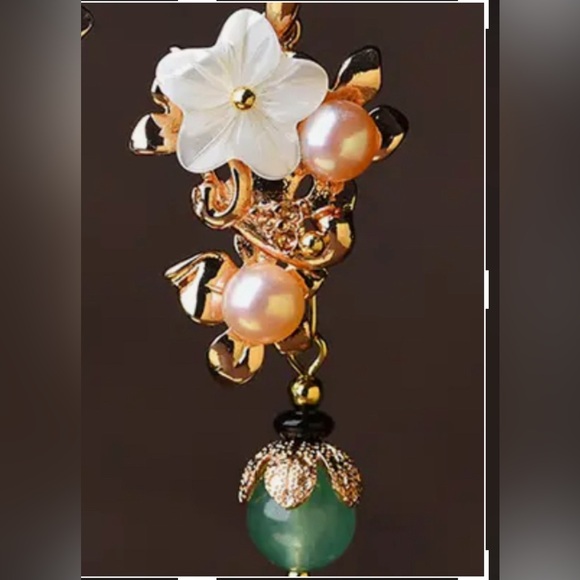 FLOWER WITH FRESHWATER CHAMPAGNE COLOR PEARL and GREEN JADE DROP EARRINGS NWOT - Picture 3 of 7